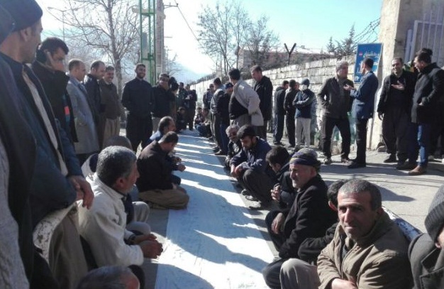 The Protest Gathering of Municipality Workers in Mariwan Still Continues