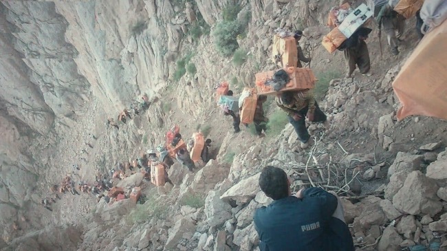 Two Kurdish Border Porters Wounded by Iranian Border Guards