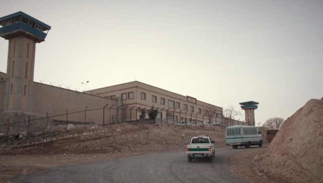 انتقال دو خواهر بازداشت شده به زندان مرکزی ایلام