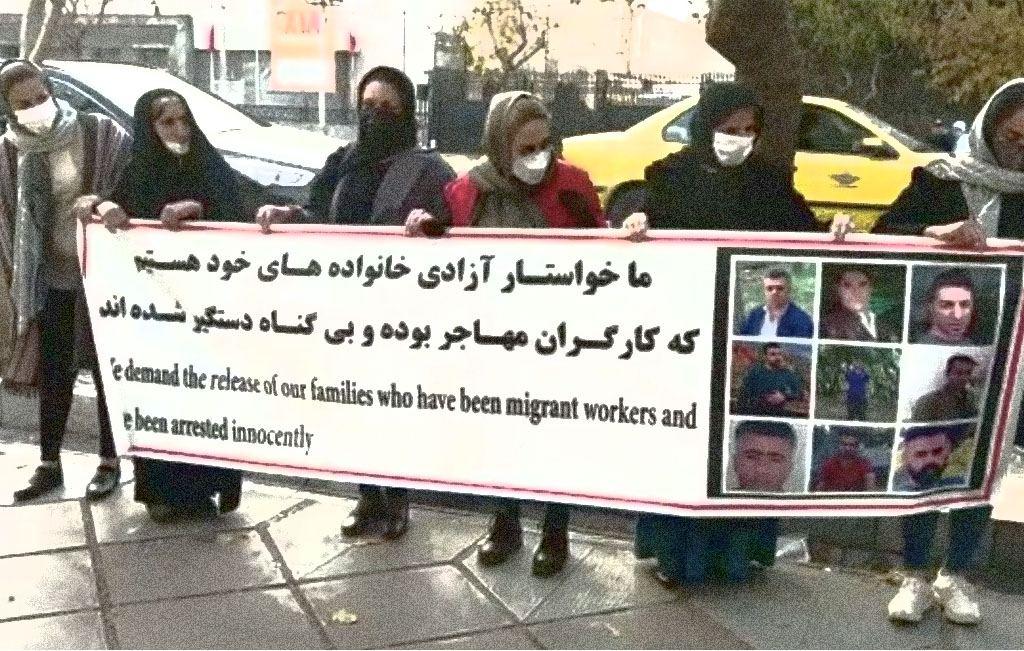 تهران؛ تجمع خانواده‌های ۹ پناهجوی کُرد در مقابل سفارت ترکیه