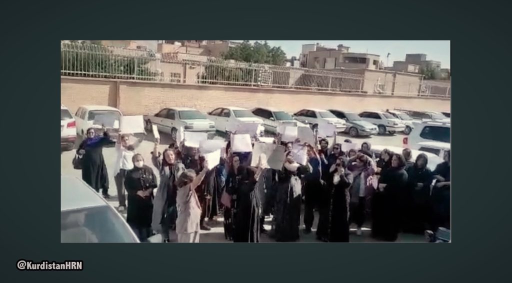 مریوان؛ برگزاری تجمع در مقابل  دادگستری در اعتراض به امنیت نداشتن زنان در جامعه