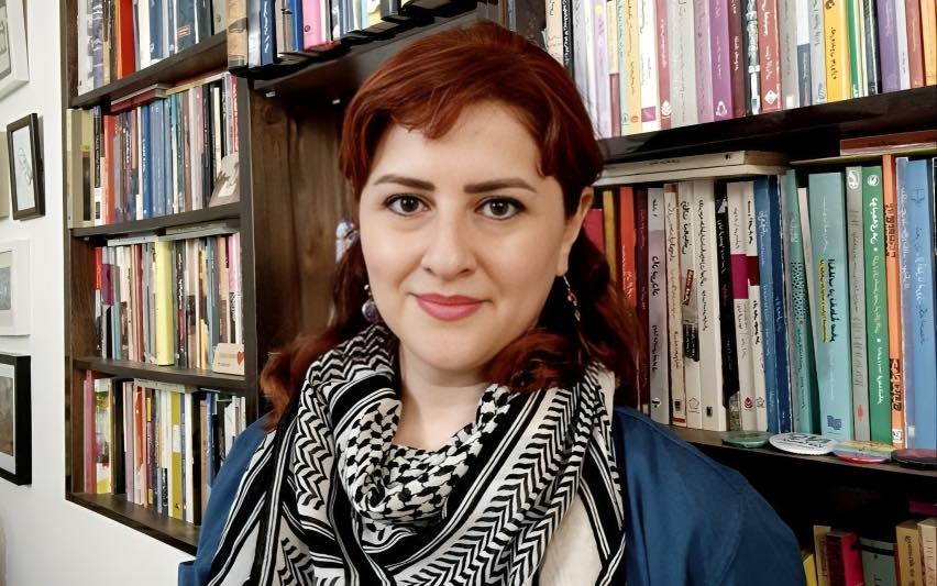 سنندج؛ ژینا مدرس‌گرجی، روزنامه‌نگار و فعال حقوق زنان به ۲۱ سال حبس و تبعید به زندان همدان محکوم شد